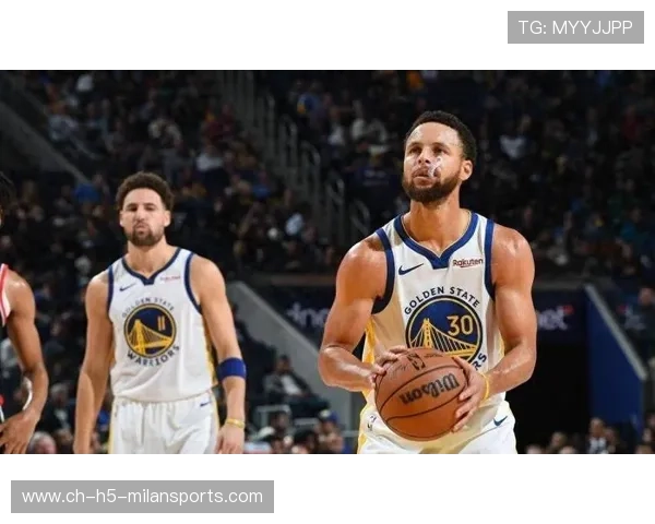 库里连续三分收割，勇士在外线取得优势