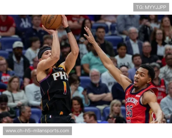 布克突破分球，为队友送出致命助攻：篮球赛场上的智勇双全