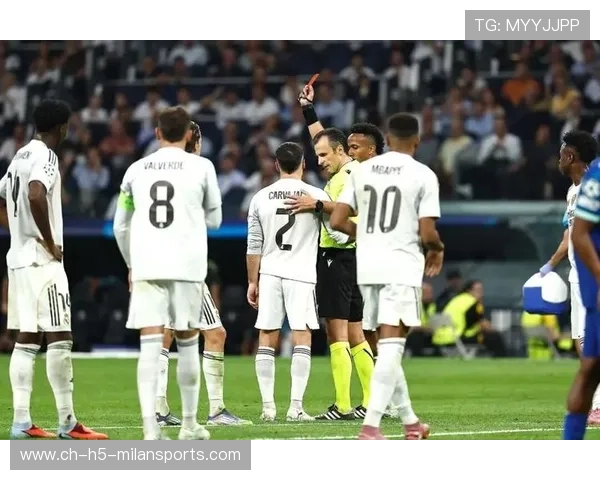 皇马围攻禁区制造多次威胁，维尼修斯撞射偏出