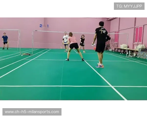 羽毛球赛场惊现“诡异回球”