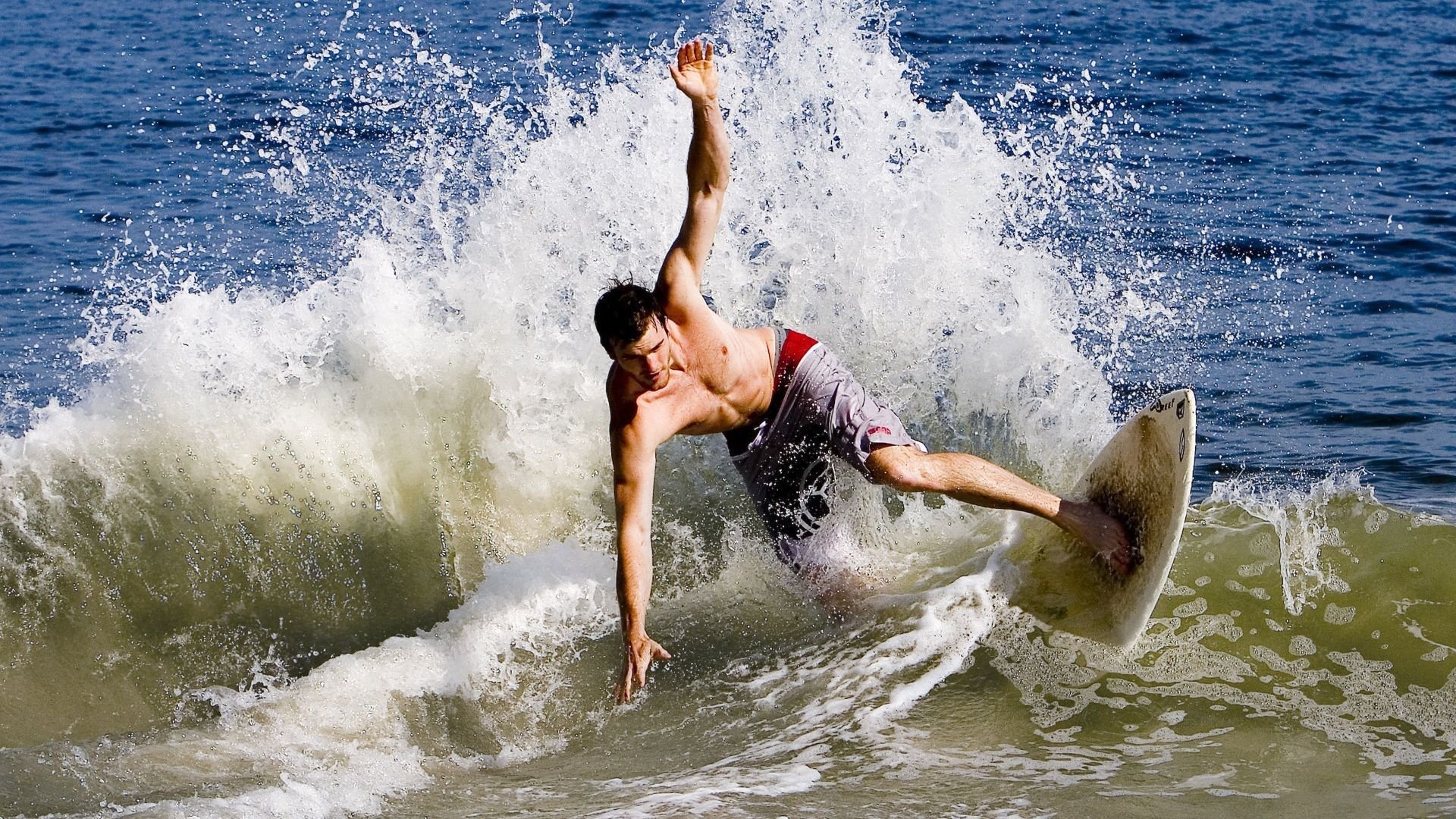 “马科斯·莫奇的精准防守与突进技术，帮助美洲狮队拓宽战术深度”