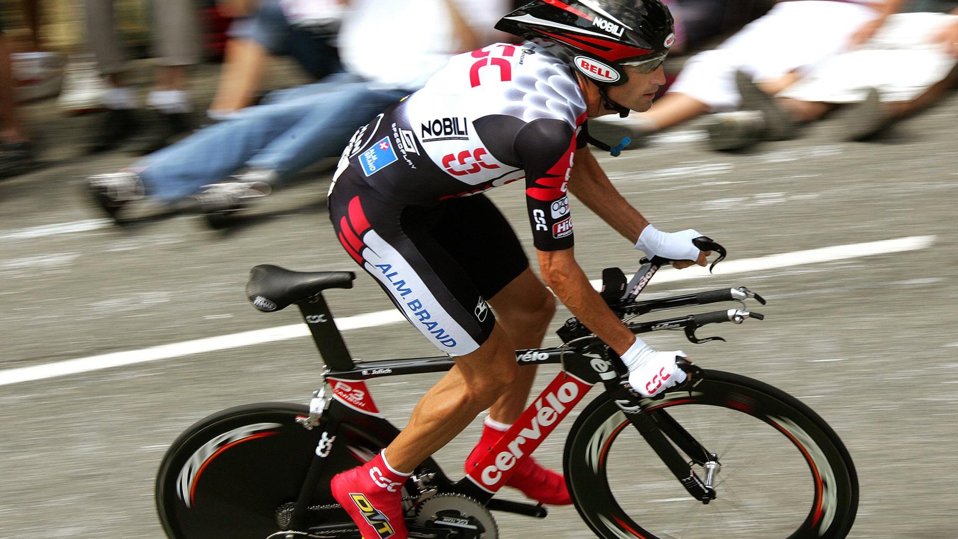 弗拉门戈中场调度精准，进攻转换流畅，弗拉门戈对竞技俱乐部